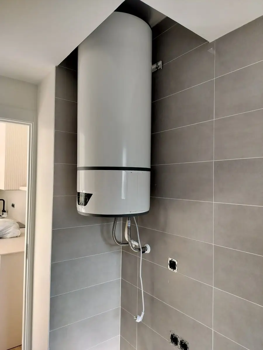 Termo eléctrico instalado en pared de baño