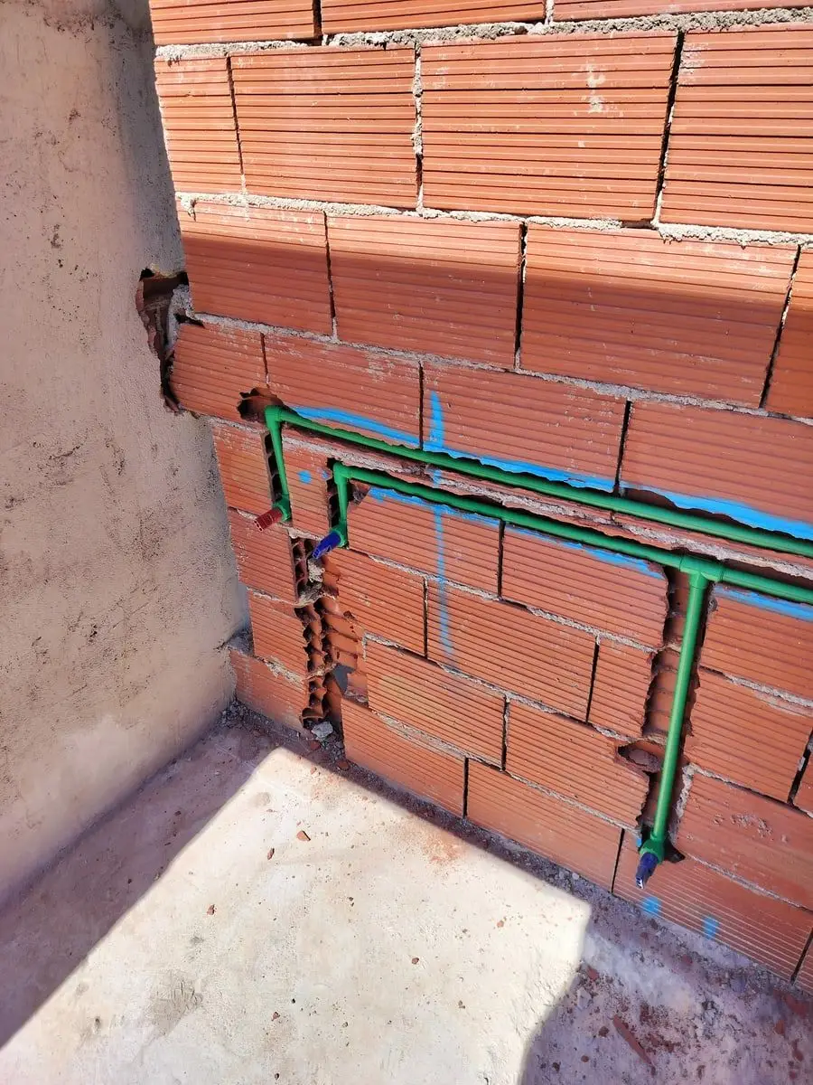 Tuberías de agua empotradas en tabique de ladrillo